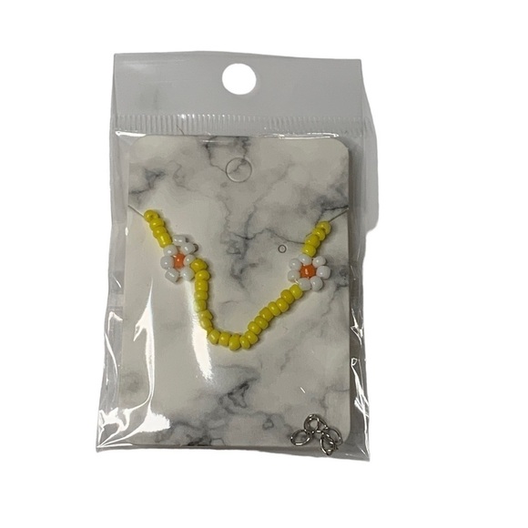 Beaded flower necklace - Picture 4 of 4